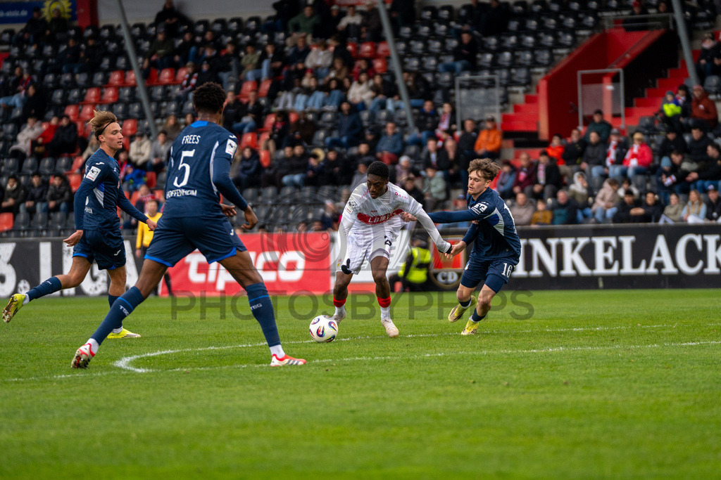 VfB Stuttgart II vs. TSG Hoffenheim II, Fussball, 3. Liga, 26. Spieltag, 15.03.2026 | Justin Diehl (VfB Stuttgart II, #26),VfB Stuttgart II vs. TSG Hoffenheim II, Fussball, 3. Liga, 26. Spieltag, 15.03.2026Foto: photosbyphips/Philip Ziegler
