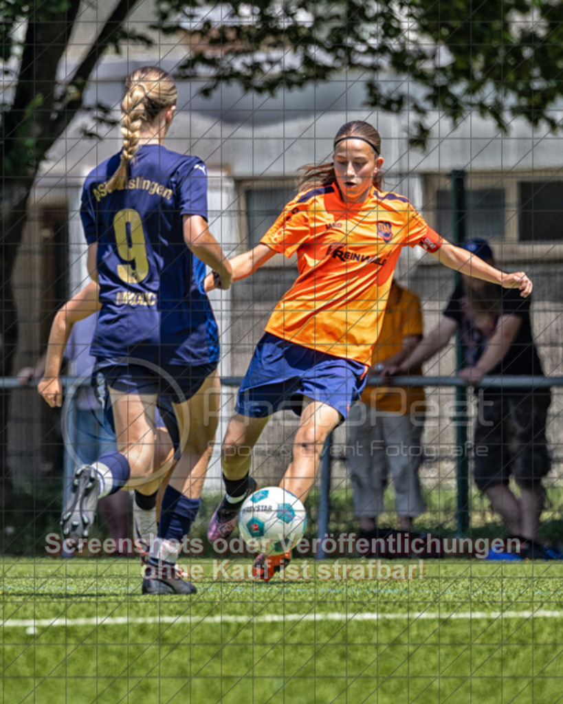 20250622_140859_0146-Bearbeitet | #,ASV Eislingen (blau) vs. Tura Untermünkheim (orange), Fussball, Aufstiegsspiel in B-Juniorinnen-VS Nord Runde 2 - WfV, Saison 2024/2025, Kunstrasensportplatz im Ösch, Staufeneckerstraße, 73054 Eislingen, 22.06.2025 - 14:00 Uhr,Foto: PhotoPeet-Sportfotografie/Peter Harich