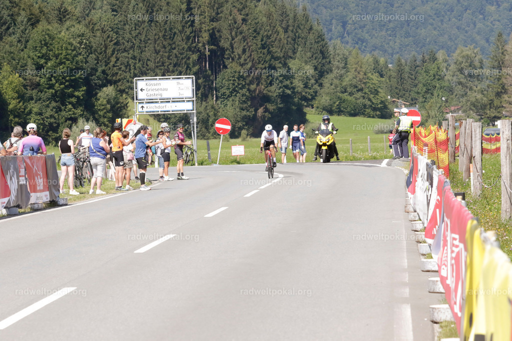 956_20230817_Bewerb_Maenner_Muehlanger | AUT - OESTERREICH, 2023-08-16: SPORT RENNRAD-FAHREN - 55. INTERNATIONALER RADWELTPOKAL IN ST. JOHANN IN TIROL  - Vintage-Radrennen mit WM-Bronze-Medaillen-Siegerin Christina Schweinberger, den Teilnehmer und Alexander Baumann (vom Orginastions-Team) - TAG 2 BEWERB MAENNER IN SECHS GRUPPEN  ; Foto: Roland Muehlanger