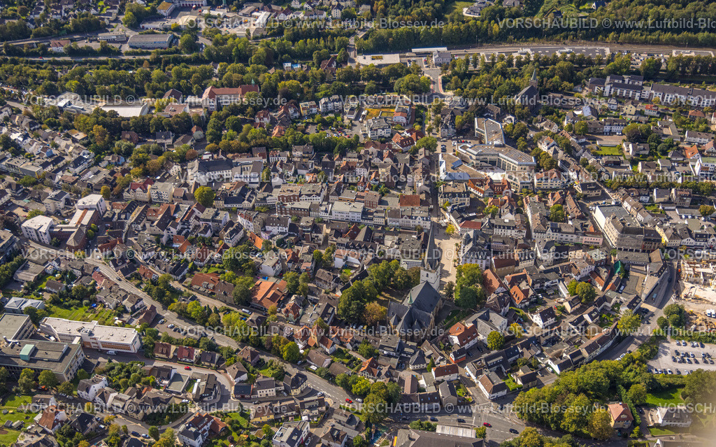 Menden230905576 | Luftbild, Stadtmitte mit Rathaus und kath. Kirche St. Vincenz, Menden, Menden, Sauerland, Nordrhein-Westfalen, Deutschland