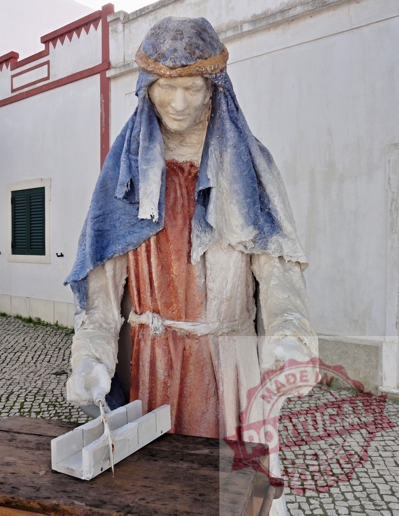 Statue of Saint Joseph, the carpenter, using a miter box and a handsaw | Life-size statue of Saint Joseph, husband of Mary and earthly father of Jesus, working as a carpenter - Realized with Pictrs.com