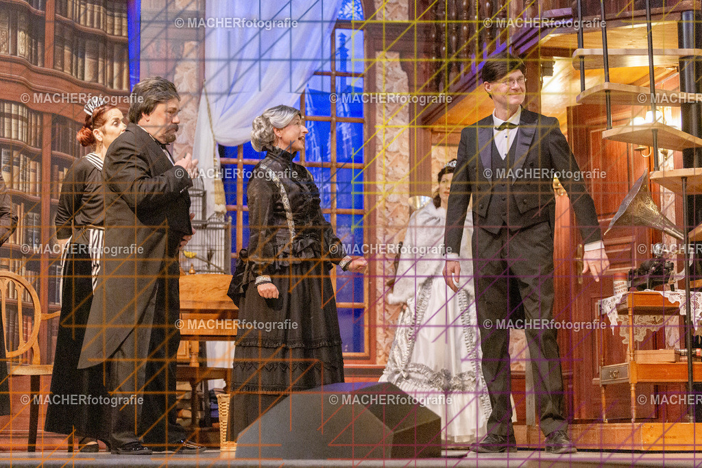 309_MFL-2025 | Portraitbilder von Regisseur; Darsteller; Techniker; Maske; Kostüme; Chor; Musiker; Bilderserie der Generalprobe und der Premierenvorstellung, Szenenbilder; Ausdrucksstudien; Bühnenüberblick; Bühnenkulissen; Pressefotos inkl. Redaktionsfoto Darstellergruppe.