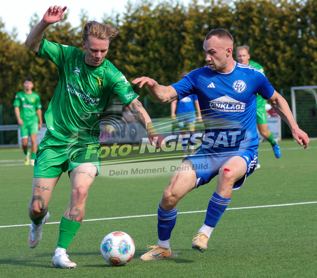 SC Enger - SV Enger-Westerenger | Auf dem Bild zu sehen: grün SC Enger: Flemming Morten Heidbrink ; blau SV Enger-Westerenger: Marlon MeyerSC Enger, SV Enger-Westerenger, Saison 26/27, Kreisliga A, Enger, Deutschland - Realisiert mit Pictrs.com