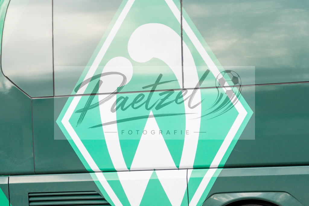 20200212_PKBREM_0037 | Fussball, Herren: . Die Mannschaft von Werder Bremen auf dem Weg ins Kurztrainingslager nach Leipzig waehrend der Pressekonferenz des SV Werder Bremen auf dem wohninvest Weserstadion am 12.02.2020 in Bremen, Deutschland. - Realisiert mit Pictrs.com