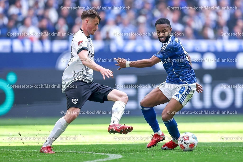 S0419042601063 | 19.04.2026, Fußball, FC Schalke 04 - SC Preußen Münster, 30. Spieltag, 2. Fußball Bundesliga, Veltins-Arena Gelsenkirchen, Saison 2025 2026: Niko Koulis&nbsp;(Preussen Muenster #24) im Zweikampf gegen  Moussa Sylla&nbsp;(Schalke04 #09)  DFB regulations prohibit any use of photographs as image sequences and or quasi-video.