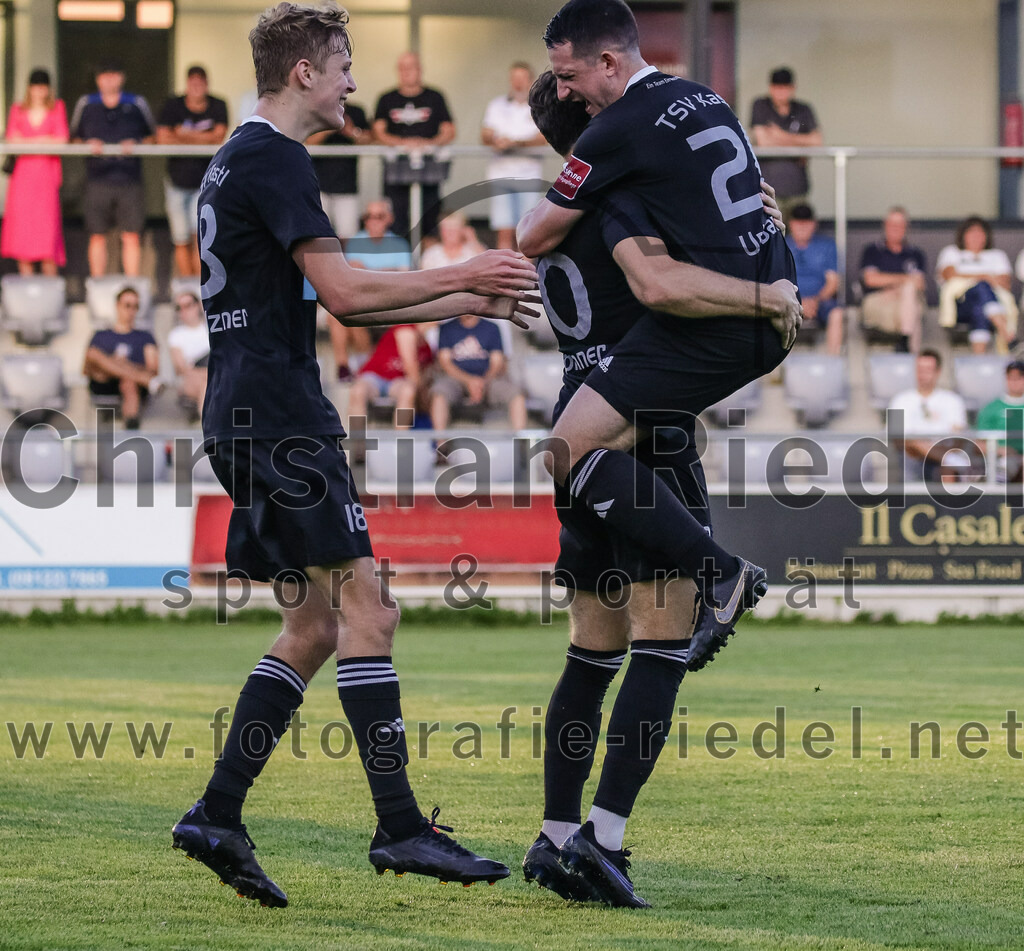 2023-08-18_052_FC_Schwaig_gegen_TSV_Kastl | Oberding, Deutschland, 18.08.2023:
Fußball, Landesliga Südost 2023 / 2024, 7. Spieltag, FC Schwaig gegen TSV Kastl, Endergebnis: 2:2

Jubel nach dem 0:1 durch Sebastian Spinner (TSV Kastl, #10)
Marco Unterholzner (TSV Kastl, #18), Sebastian Spinner (TSV Kastl, #10), Tobias Urban (TSV Kastl, #21)

Foto: Christian Riedel / fotografie-riedel.net
