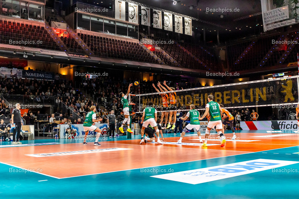 2024-00111635-Bundesliga-BR-Volleys-Haching-München |  16.11.2024; Berlin Foto: Gerold Rebsch - www.beachpics.de