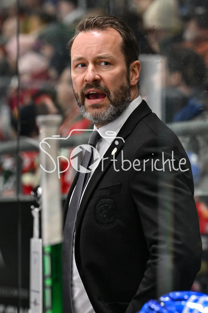 Augsburger Panther - Löwen Frankfurt  | im Bild Thomas DOLAK CO-Trainer Augsburger Panther / Freistellerl / Einzelfoto / DEL: Augsburger Panther - Loewen Frankfurt, Curt Frenzel Stadion am 12.01.2025