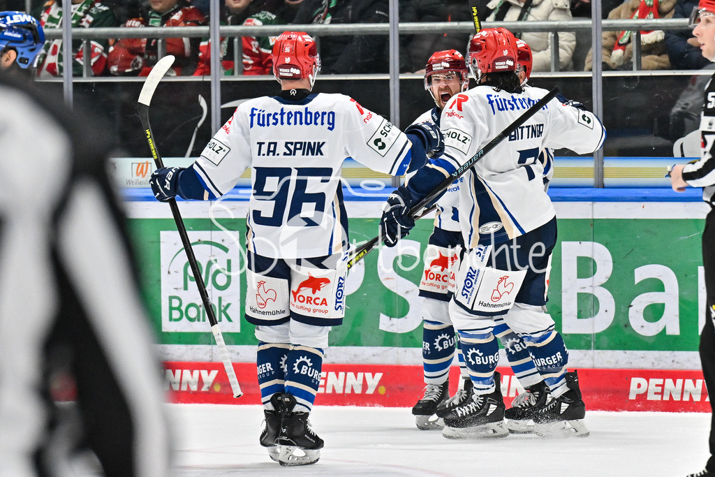 Augsburger Panther - Schwenninger Wild Wings | AUGSBURG, GERMANY - 02. JANUARY: Jubel der Wild Wings nach dem Treffer zum 4-5 durch  Tylor SPINK (Schwenninger Wild Wings 90)  / Tor / Torschuetze / Freude / Happy während dem Match zwischen den Augsburger Panthern und den Schwenninger Wild Wings am 35. Spieltag der Penny DEL im Curt Frenzel Stadion