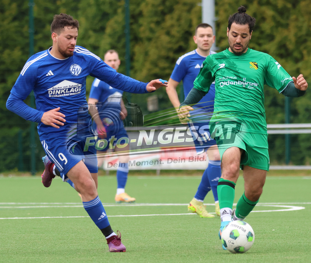 SC Enger - SV Enger-Westerenger | Auf dem Bild zu sehen: grün SC Enger: Jack Aygül ; blau SV Enger-Westerenger: Taha Baroude SC Enger, SV Enger-Westerenger, Saison 25/26, Kreisliga A, Enger, Deutschland - Realisiert mit Pictrs.com