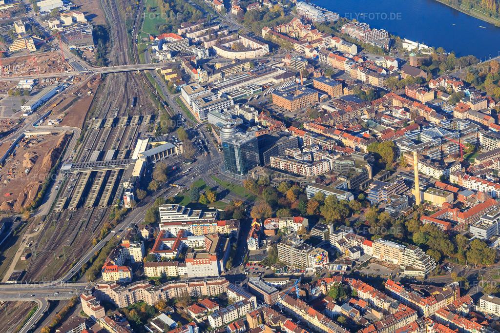 Luftbild: Heidelberg Hbf und Kurfürstenanlage im Ortsteil Weststadt in Heidelberg im Bundesland Baden-Württemberg in Deutschland. Foto: IMG_104189.jpg vom 31.10.2017 durch Werner Riehm/FLY-FOTO.de