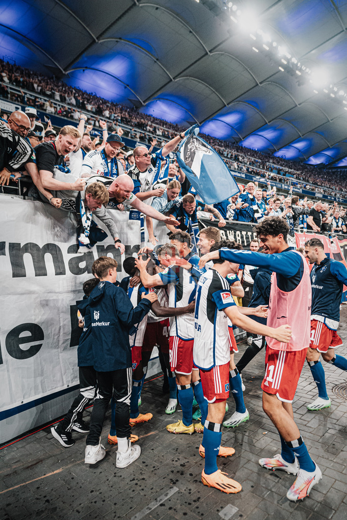 Fußball | Männer | Saison 2023/2024 | 2. Fußball-Bundesliga | 1. Spieltag | Hamburger SV vs. FC Schalke 04 | 28.07.2023 | Das HSV Team feiert den Treffer von Jean-Luc Dompe (#27, HSV)