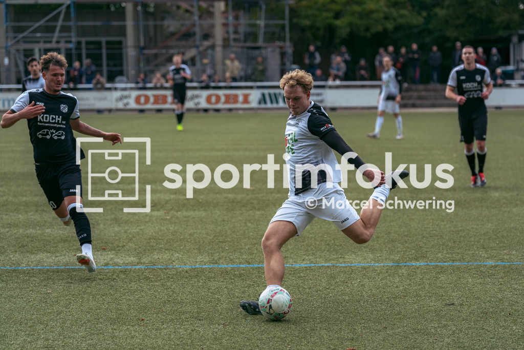 TSV 05 Ronsdorf – SSV Bergisch Born II | Hannes Jens Krüger (21, TSV 05 Ronsdorf) beim Pass. Bezirksliga Niederrhein, Gruppe 2: TSV 05 Ronsdorf gegen SSV Bergisch Born II, Wuppertal, 11.10.2026. Endstand: 3:1. sportimfokus / Marcel Schwering - Realisiert mit Pictrs.com