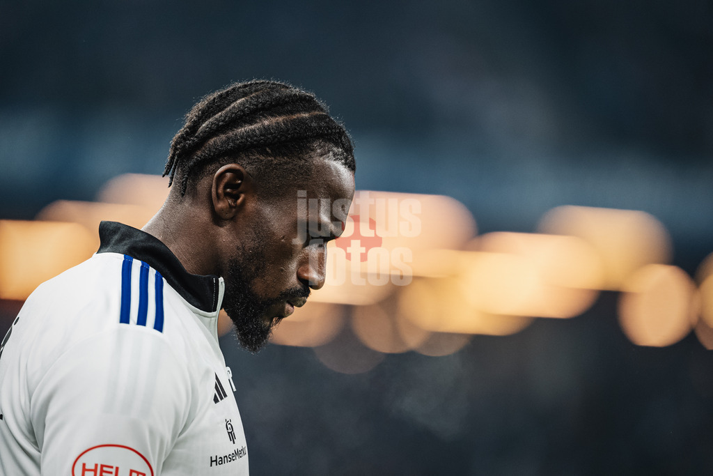 Fußball | Männer | Saison 2024/2025 | 2. Fußball-Bundesliga | 18. Spieltag | Hamburger SV vs. 1. FC Köln | 18.01.2025 | Bakery Jatta (#18, HSV) beim Einlauf