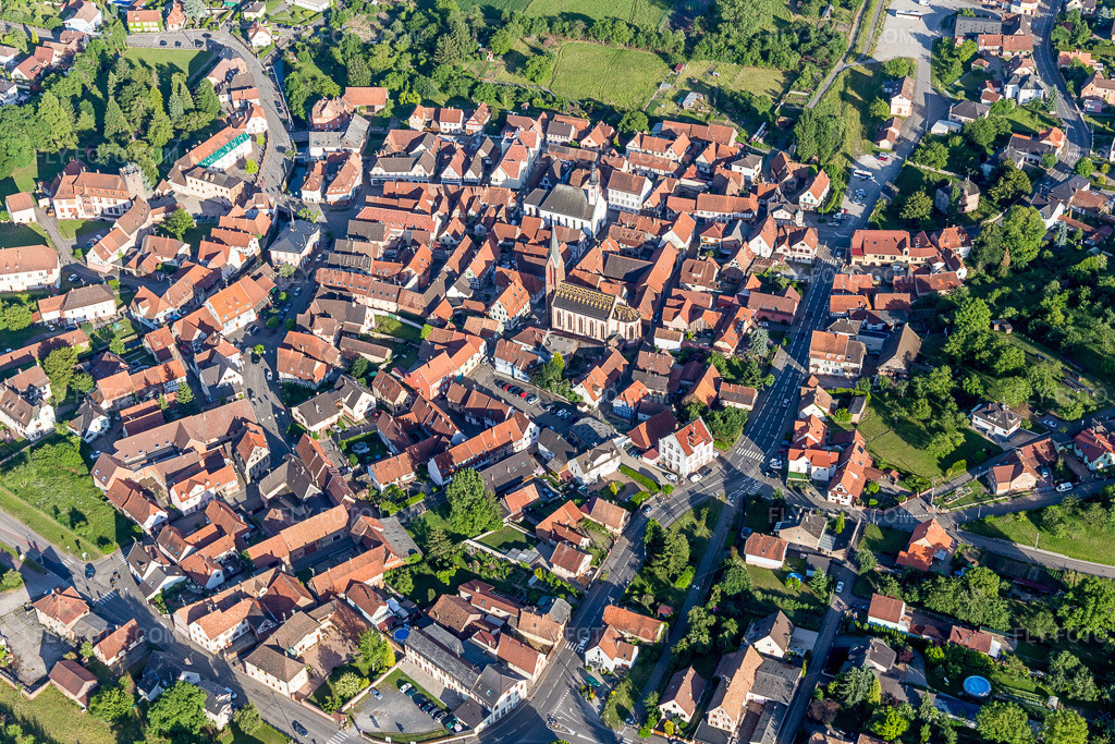 Aerial view: Village view in Wœrth in the state Bas-Rhin, France. – Photo: IMG_100803.jpg taken on 06/08/2017 by Werner Riehm/FLY-FOTO.com – Resolution of the original: 5472 x 3648 px