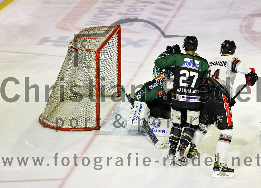 2022-09-30_007_TSV_Erding_gegen_EV_Dingolfing | Erding, Deutschland, 30.09.2022:
Eishockey, Bayernliga 2022 / 2023, Testspiel, TSV Erding gegen EV Dingolfing, Endergebnis: 3:4

Torwart Thomas Hingel (Erding Gladiators, #33), Mark Waldhausen (Erding Gladiators, #27), Alex Schander (EV Dingolfing, #34)

Foto: Christian Riedel / fotografie-riedel.net