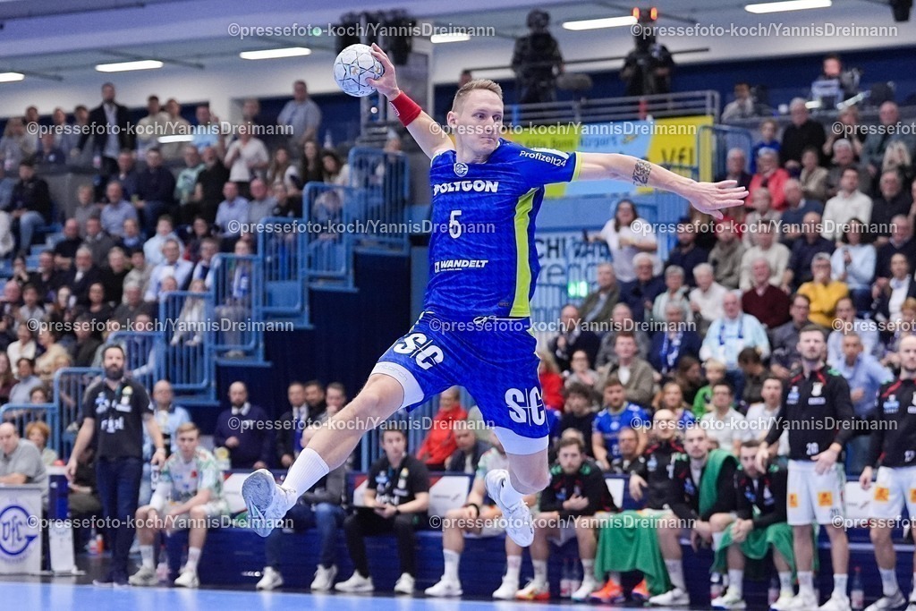 xYDRx14122501011 | 14.12.2025, xydrx, Handball, 1.HBL, VfL Gummersbach - SC Magdeburg, Schwalbe-Arena: Tilen Kodrin (VfL Gummersbach #5)Photo: xYannisxDreimannxPressefotoKochx