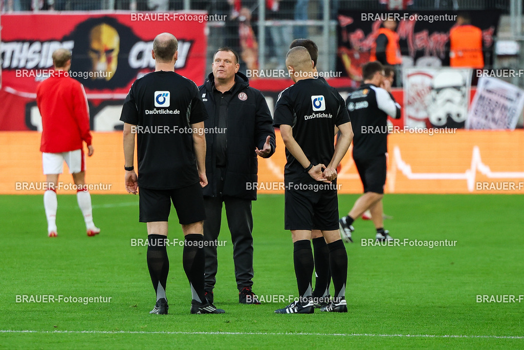 Rot-Weiss Essen - Hansa Rostock | Essen, Deutschland, 01.10.2025 Uwe Koschinat (Rot-Weiss Essen) redet mit dem Schiedrichtergespannwährend des 3.Liga Spiels zwischen  Rot-Weiss Essen und TSG Hoffenheim u23 am 20.09.2025 im Stadion an der Hafenstraße in Essen. (Foto von Timo Bluhmki-Schmidt/Brauer Fotoagentur