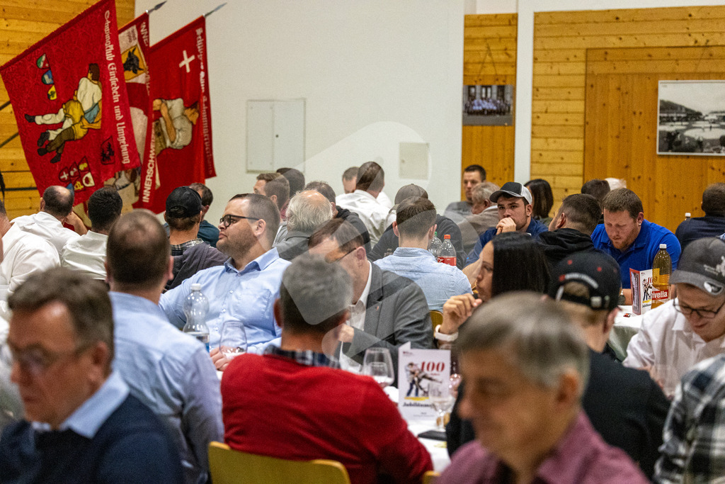 SKE100J_4730 | Die Schwinger des Schwyzer Kantonalen Schwingerverbandes: Fotos, die Dynamik und Leidenschaft festhalten, sowie emotionale Momente aus dem traditionellen Schwingsport zeigen. - Realisiert mit Pictrs.com