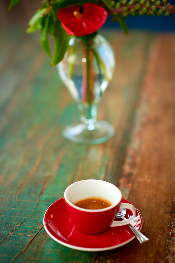 Cafebrennerei Franze | Wien, Austria - August 08, 2019: Cafebrennerei Franze am Kutschkermarkt, Cafe Crema in einer roten Tasse. - Realisiert mit Pictrs.com