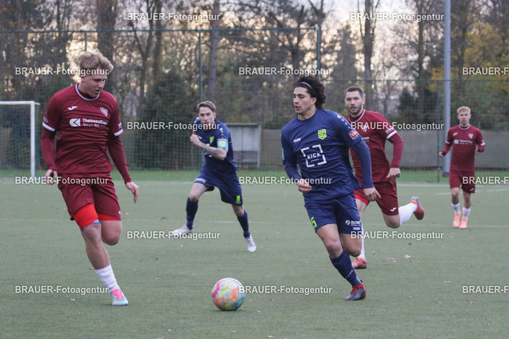 30.11.2025 SC St. Tönis - 1. FC Monheim | Tönisvorst, Deutschland, 30.11.25:  Julian Andres Suaterna Florez (SC St. Tönis) in Aktion während des Oberliga Niederrhein Spiels zwischen SC St. Tönis - 1. FC Monheim am 30. November 2025 in Tönisvorst, Deutschland. (Foto Ralph Görtz /Brauer-Fotoagentur)