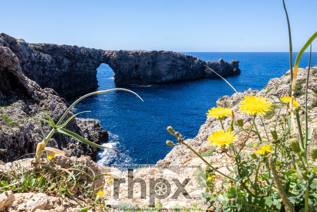  Pont d'en Gil, Menorca | Fels. Bogen. Meer.Der markante Naturbogen von Pont d'en Gil ragt majestätisch aus den Klippen Menorcas. Das türkisfarbene Wasser kontrastiert scharf mit dem rauen Gestein und erzeugt eine faszinierende Tiefe.Die hohen Kontraste dieses Motivs kommen auf Acrylglas besonders gut zur Geltung. Wähle unter 'Produktauswahl' dein Wunschformat. - Realisiert mit Pictrs.com