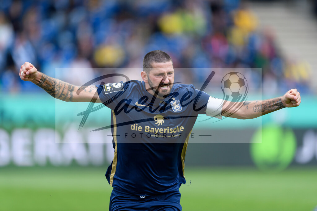 EBSTSV20210828_068 | Fussball, Herren: Sascha Moelders (TSV 1860 Muenchen) Torjubel, jubelt nach seinem Treffer zum 0:1 beim Spiel der 3. Liga zwischen Eintracht Braunschweig und TSV 1860 Muenchen im Eintracht-Stadion am 28.08.2021 in Braunschweig, Deutschland.DFB / DFL REGULATIONS PROHIBIT ANY USE OF PHOTOGRAPHS AS IMAGE SEQUENCES AND/OR QUASI-VIDEO. - Realisiert mit Pictrs.com