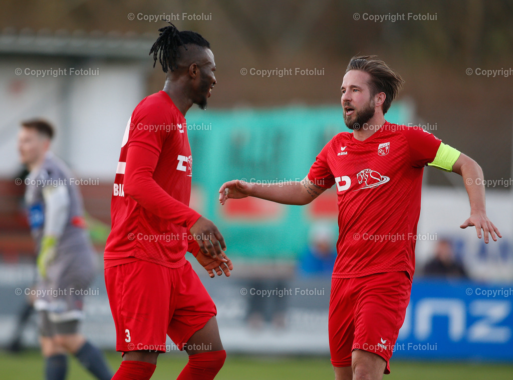 A_LUI_05052025_37 | SPORT,FUSSBALL LL.OST 05.04.2025 IM BILD: SIMON ABRAHAM UND TORSCHUETZE EMMANUEL EZIKWE (BEIDE OEDT1B)- FOTO:  FOTOLUI