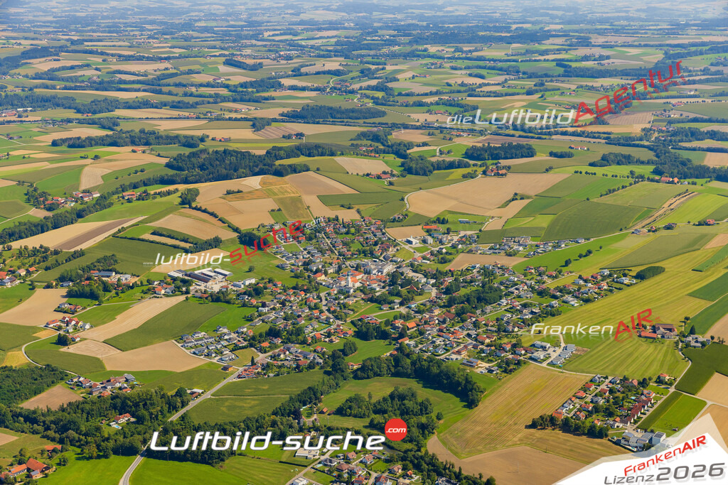 Luftaufnahme der Stadt Utzenaich - Die Luftaufnahme wurde 2025 vom UL-Flugzeug heraus erstellt ( keine Drohne ) - Hochauflösende Luftaufnahme - für professionelle Ausdrucke geeignet. Die Geschenkidee !Mit Lizenz und Bildrechte bestellbar