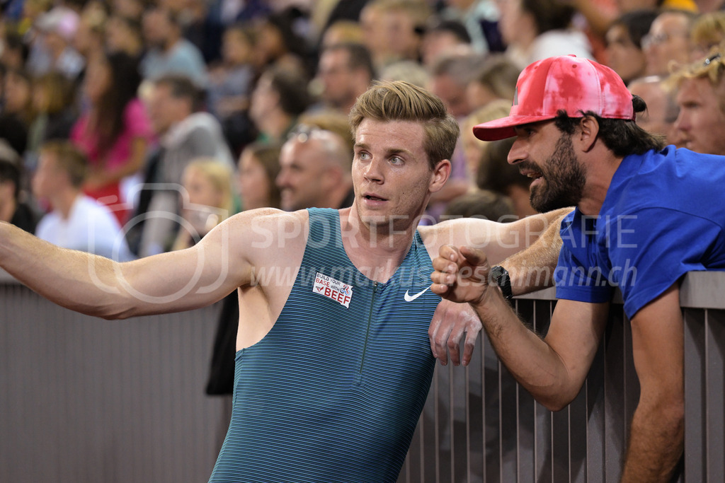 Leichtathletik: Weltklasse Zürich | 08.09.2022, Zürich, Letzigrund, Leichtathletik: Weltklasse Zürich, NILSEN Christopher (USA) während des Stabhochsprung-Wettkamps der Männer im Gespräch mit seinem Trainer. - Realisiert mit Pictrs.com