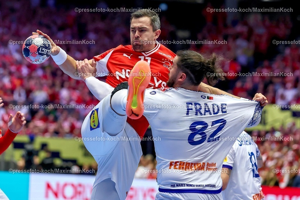 EHF20012602088 | 20.01.2026, Handball, Men's EHF EURO 2026, Dänemark - Portugal, Jyske Bank Boxen in Herning, Dänemark, Preliminary Round:  Rasmus Lauge Schmidt (Denmark #11) im Zweikampf gegen   Luis Diogo Sousa Frade (Portugal #82)