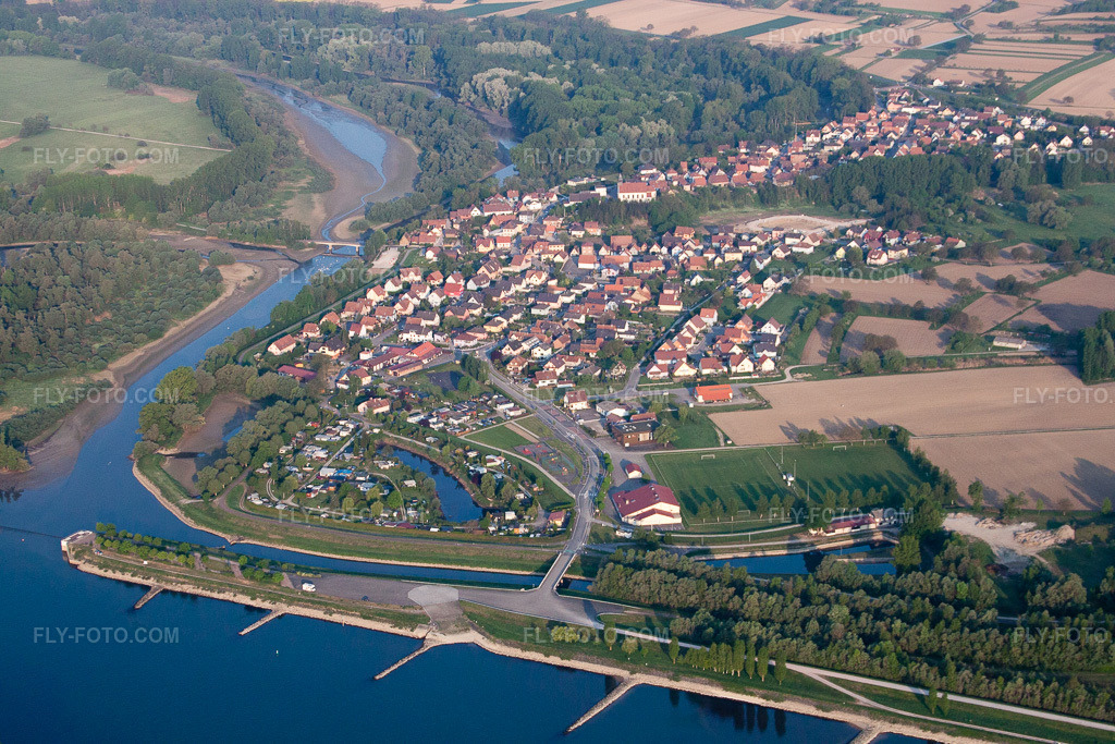 Aerial view: View of the town in Munchhausen in the state Bas-Rhin, France.Photo: IMG_40307.jpg taken on 04/22/2011 by Werner Riehm/FLY-FOTO.comResolution of the original: 4752 x 3168 px