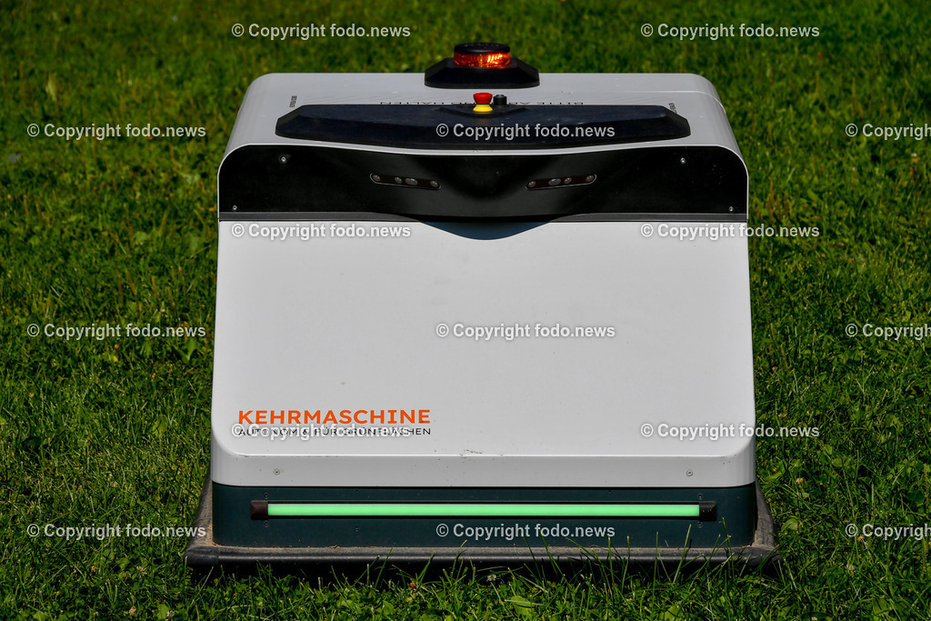 Deutschland_ Baden-Wuerttemberg_ Karlsruhe_ 21.08.2025-20 | 21.08.2025, Deutschland, GER, Baden-Wuerttemberg, Karlsruhe im Bild Themenbild, Karlsruhe, autonome Kehrmaschine, Gruenflaechen, Roboter, Reinigung, Rasenpflege, selbstfahrend, Umweltfreundlich, nachhaltige Technik, Smart City, Stadtpflege, Muellbeseitigung, automatisiert, technologische Innovation, oeffentliche Flaechen, Pflege, Sauberkeit, wartungsarm, Effizienz, Gruenanlagenpflege, Feature, Symbolbild
