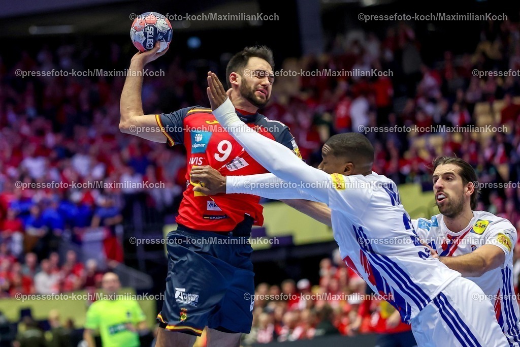 EHF26012602064 | 26.01.2026, Handball, Men's EHF EURO 2026, Frankreich - Spanien, Jyske Bank Boxen in Herning, Dänemark, Main Round:  Ian Tarrafeta Serrano (Espania #09) wirft den Ball auf das Tor gegen  Dylan Nahi (France #31)  Julien Bos (France #06)