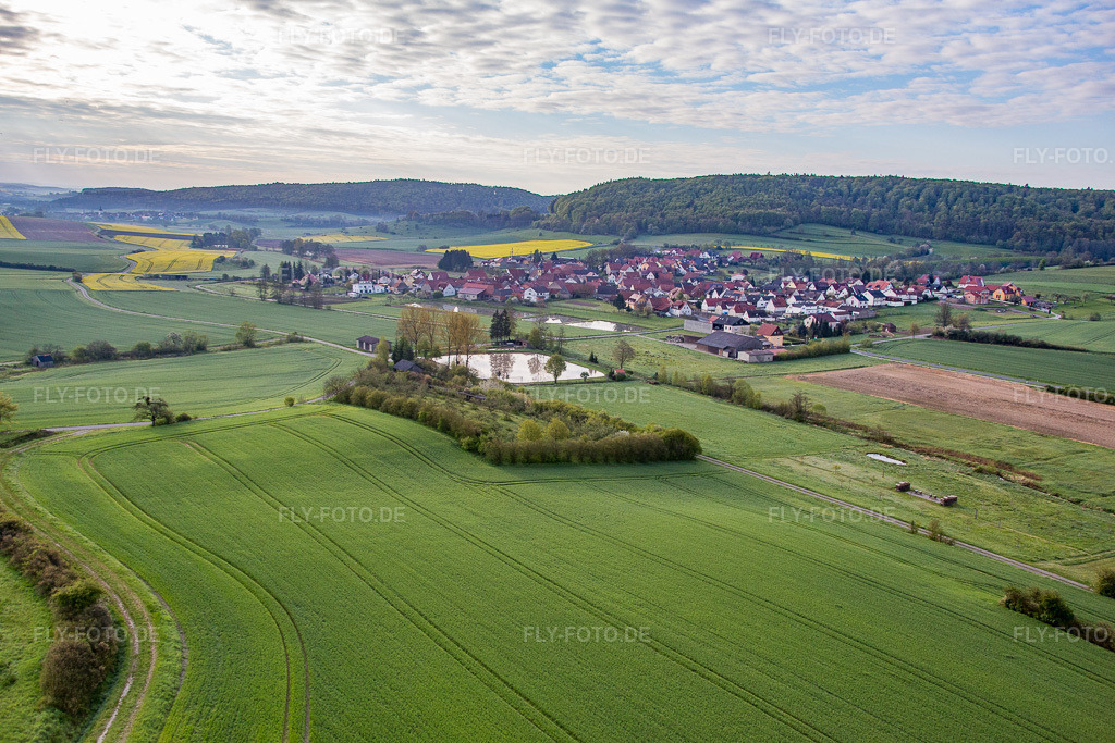 Luftbild: Hofsee von Osten im Ortsteil Geusfeld in Rauhenebrach im Bundesland Bayern in Deutschland. Foto: IMG_087793.jpg vom 05.05.2016 durch Werner Riehm/FLY-FOTO.de
