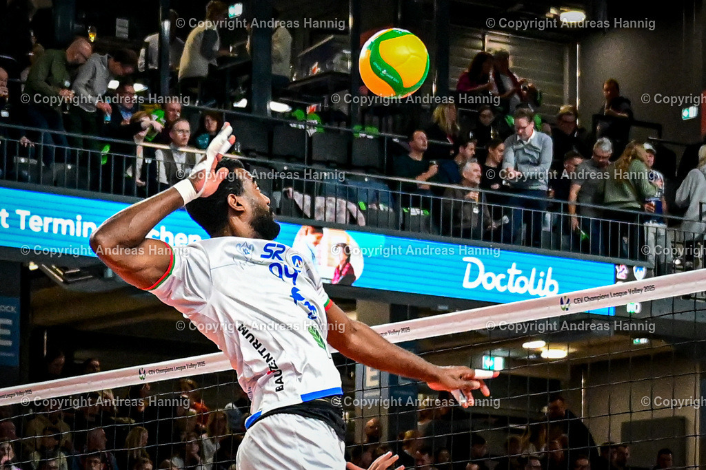 Volleyball I Herren I Saison 2024-2025 I Champions League Volley I 4th Round Leg 4  CLVM 84 I SVG Lüneburg - Levski SOFIA I 18.12.2024 | Livan OSORIA RODRIGUEZ (99, Levski SOFIA) beim Einschlagen / warm up - Realisiert mit Pictrs.com