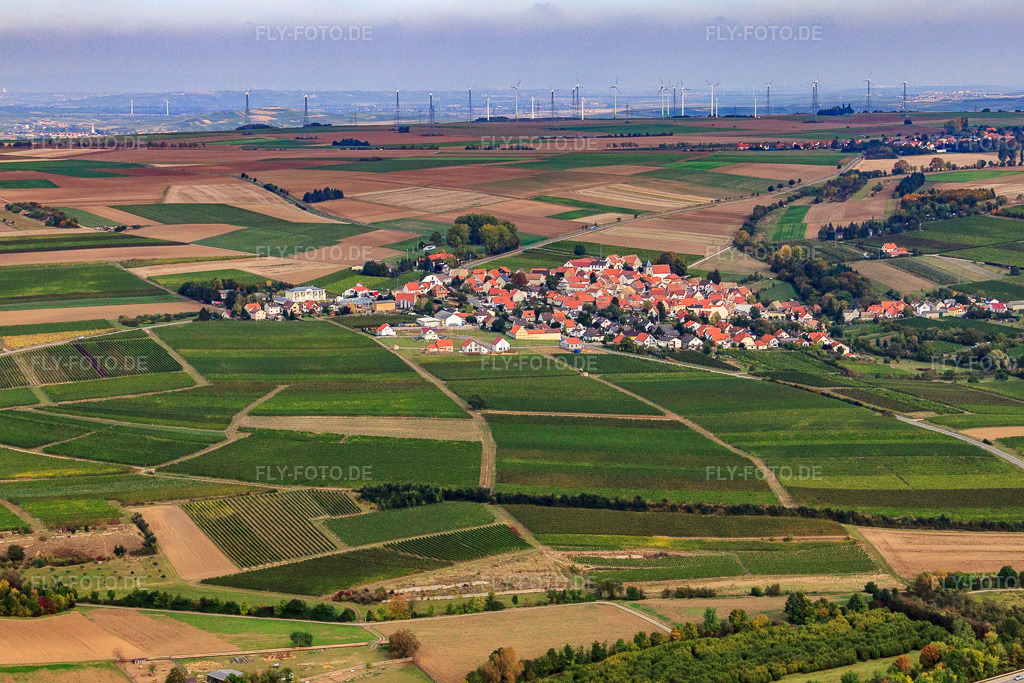 Luftbild: Ortsansicht von Süden unterhalb des Windparks in Hangen-Weisheim im Bundesland Rheinland-Pfalz in Deutschland. Foto: IMG_21714.jpg vom 09.10.2009 durch Werner Riehm/FLY-FOTO.de