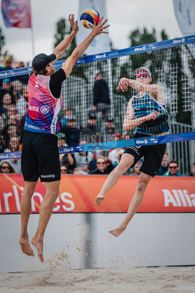 Beachvolleyball | Männer | German Beach Tour 2024 | Tourstop Bremen | 09.06.2024 | v.l. Paul Henning blockt Philipp Huster