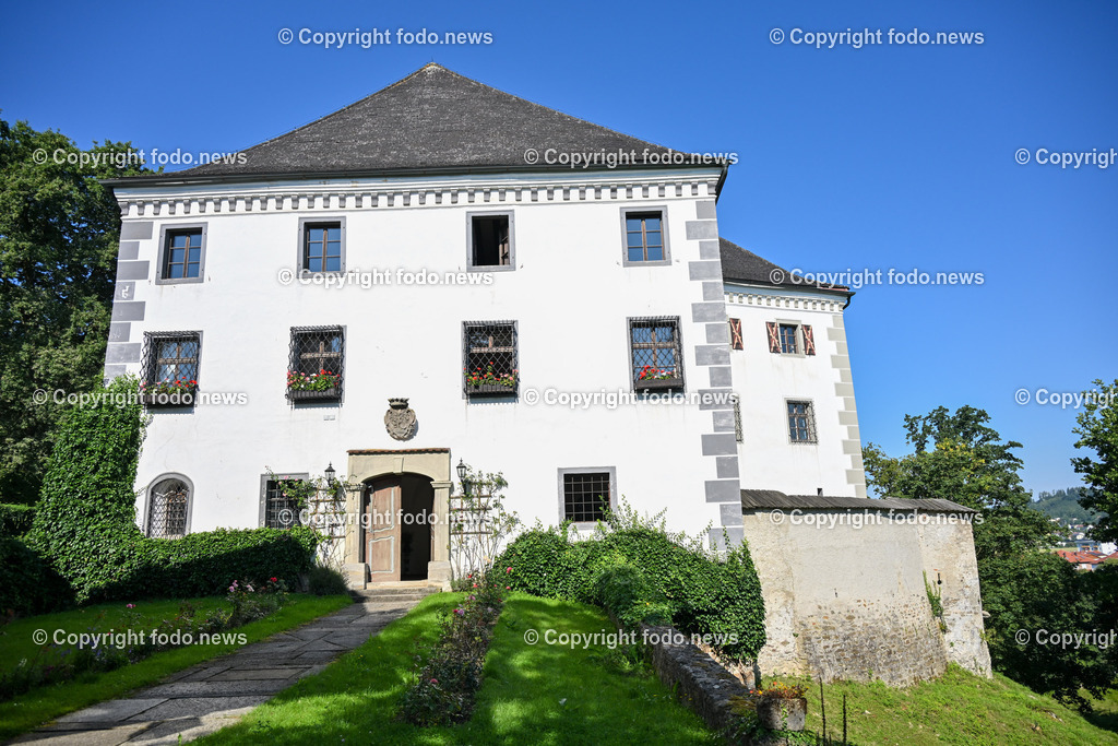 Schloss Schluesslberg_ Spiegelfeld_ 14.08.2023-24 | 14.08.2023, Schluesselberg, AUT, Schloss Schluesselberg, Spiegelfeld, im Bild Schloss Schluesslberg, Schlosstrakt mit Wehmauer