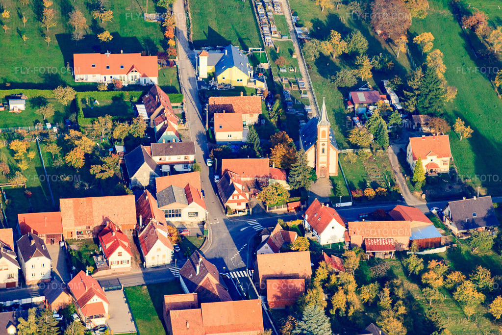 Aerial view: Protestant Church and Cemetery in Reichshoffen in the state Bas-Rhin, France. – Photo: IMG_54138.jpg taken on 10/21/2012 by Werner Riehm/FLY-FOTO.com – Resolution of the original: 4302 x 2868 px