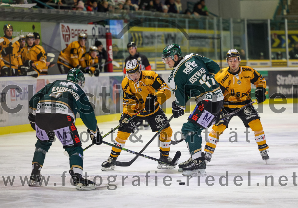 2025-11-02_025_TSV_Erding_gegen_EV_Fuessen | Erding, Deutschland, 02.11.2025:Eishockey, Oberliga Süd 2025 / 2026, 15. Spieltag, TSV Erding gegen EV Füssen, Endergebnis: 2:6Jesse Kauhanen (Erding Gladiators, #4), Ondrej Zelenka (EV Füssen, #6), Elia Ostwald (Erding Gladiators, #17), Simon Boyko (EV Füssen, #61)Foto: Christian Riedel / fotografie-riedel.net
