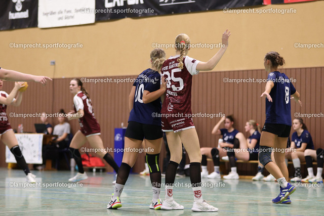 Handball I Juniorinnen I Saison 2026-2027 I Oberliga Schleswig-Holstein I 3. Spieltag I HSG Kalkberg 06 - TSV Bargteheide 101 | v.l. Lennya Putzig (10, HSG Kalkberg 06), Mina Lilian Garbers (85, TSV Bargteheide) - Realisiert mit Pictrs.com