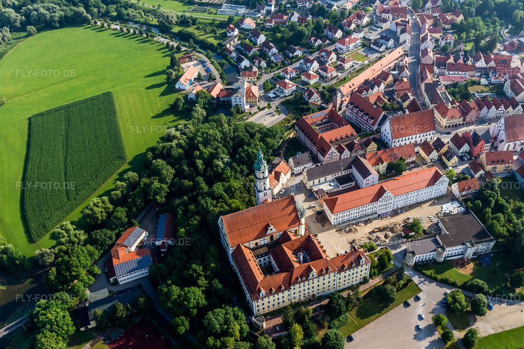 Luftbild: Gebäudekomplex des Klosters Heilig Kreuz vor der Insel Ried in Donauwörth im Bundesland Bayern in Deutschland. Foto: IMG_101734.jpg vom 08.07.2017 durch Werner Riehm/FLY-FOTO.de