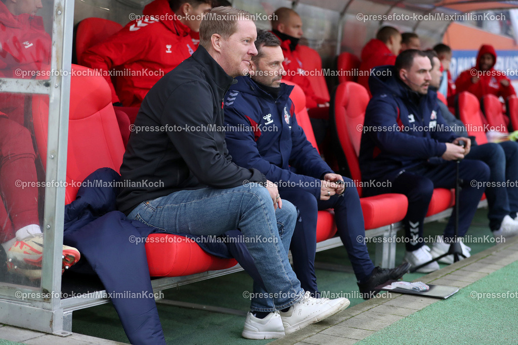 RWE06012402108 | 06.01.2024, Essen, Fußball, Herren, Stadion an der Hafenstraße, Testspiel, Rot-Weiss Essen – 1. FC Köln:  Der neue Cheftrainer Timo Schultz (1.FC Köln) bezieht bei seinem ersten Spiel für den Kölner FC das erste mal den Sitz auf der Trainerbank. 
DFB regulations prohibit any use of photographs as image sequences and or quasi-video.