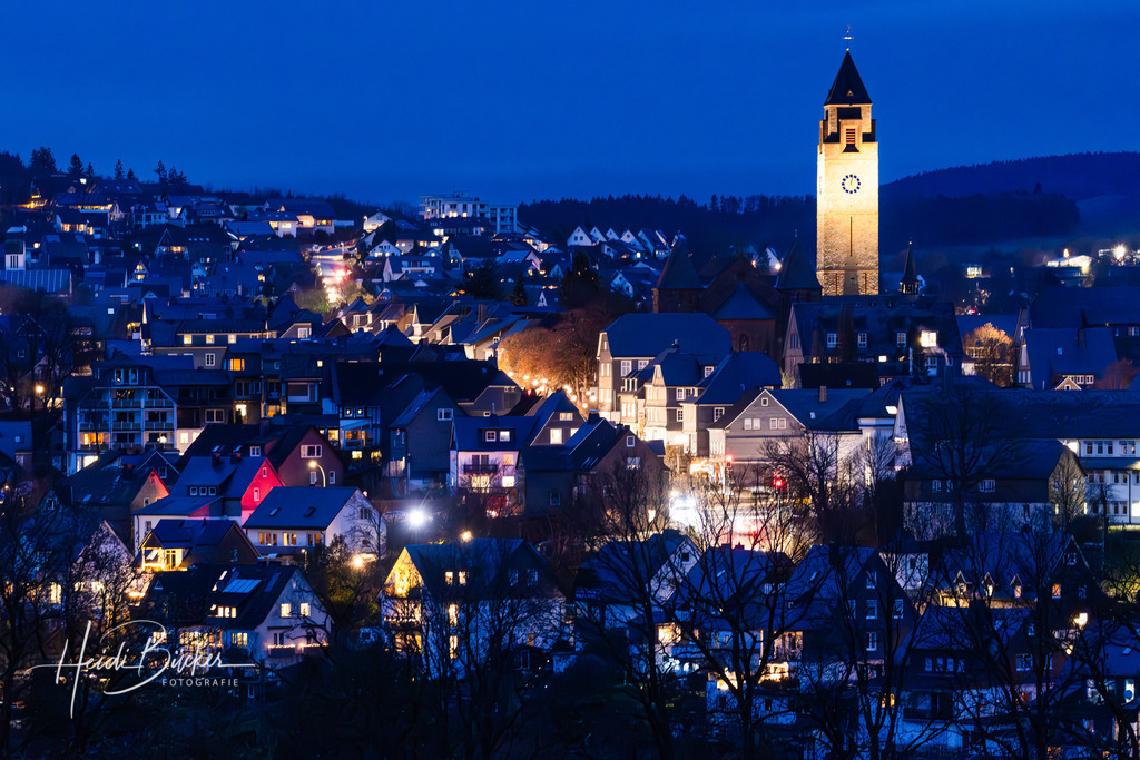 Schmallenberg zur blauen Stunde | Schmallenberg zur blauen Stunde - Realisiert mit Pictrs.com