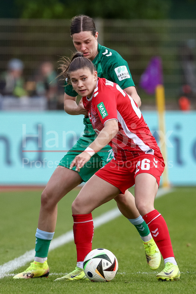 Fussball, Google Pixel Frauen-Bundesliga, SV Werder Bremen - 1. FC Köln | v.li.: Martyna Wiankowska (1. FC Köln, 26) und Lara Schmidt (SV Werder Bremen, 24) im Zweikampf, Duell, Dynamik, Aktion, Action, Spielszene, DIE DFB-RICHTLINIEN UNTERSAGEN JEGLICHE NUTZUNG VON FOTOS ALS SEQUENZBILDER UND/ODER VIDEOÄHNLICHE FOTOSTRECKEN. DFB REGULATIONS PROHIBIT ANY USE OF PHOTOGRAPHS AS IMAGE SEQUENCES AND/OR QUASI-VIDEO.