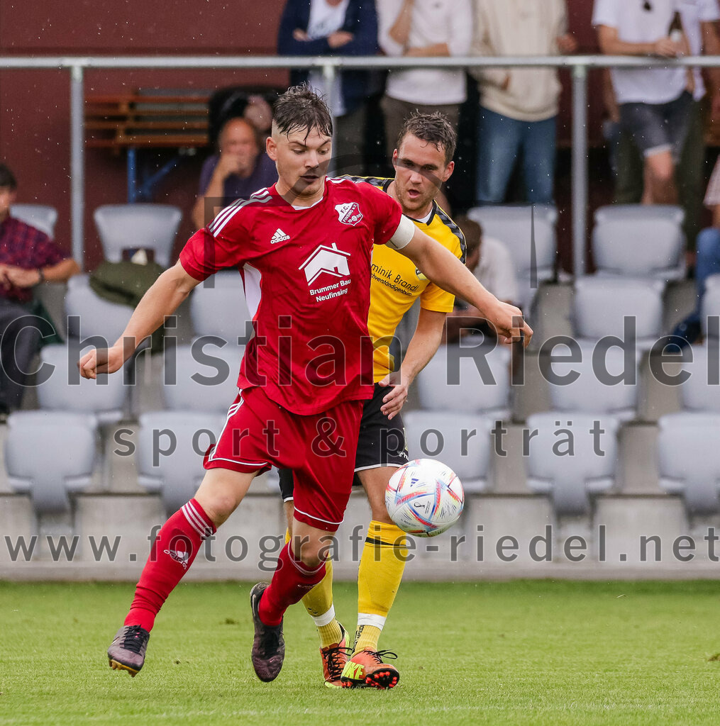 2023-07-29_086_FC_Finsing_gegen_SC_Kirchasch | Finsing, Deutschland, 29.07.2023:
Fußball, Kreisliga 2023 / 2024, 1. Spieltag, FC Finsing gegen SC Kirchasch, Endergebnis: 0:2

Leonhard Hölzl (FC Finsing, #5), Stefan Hackl (SC Kirchasch, #11)

Foto: Christian Riedel / fotografie-riedel.net