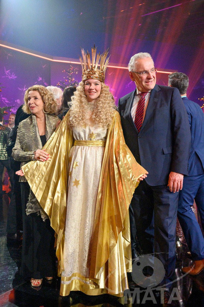 _DWA2145 | Michaela May, Christkind Nelli Lunkenheimer,  Joachim Hermann bei '30 Jahre Sternstunden-Gala 2023' in der Frankenhalle. Nürnberg, 15.12.2023 - Realisiert mit Pictrs.com