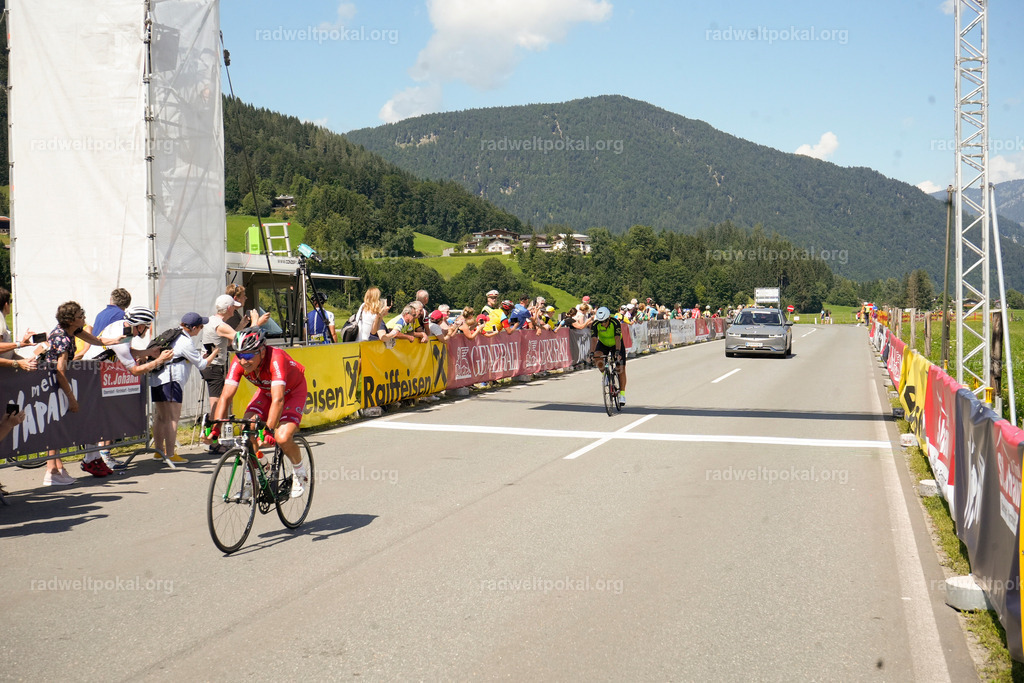 731_20230817_Bewerb_Maenner_Muehlanger | AUT - OESTERREICH, 2023-08-16: SPORT RENNRAD-FAHREN - 55. INTERNATIONALER RADWELTPOKAL IN ST. JOHANN IN TIROL  - Vintage-Radrennen mit WM-Bronze-Medaillen-Siegerin Christina Schweinberger, den Teilnehmer und Alexander Baumann (vom Orginastions-Team) - TAG 2 BEWERB MAENNER IN SECHS GRUPPEN  ; Foto: Roland Muehlanger