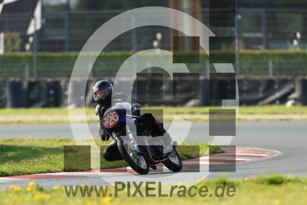 0w26-20260418_00238 | Schöne Erinnerungen an spannende Momente - das festzuhalten ist unser Job. PIXELrace.de ist seit 2003 auf den Rennstrecken Europas unterwegs um die Action draußen beim Fahren und die wunderbare Stimmung imm Fahrerlager für euch einzufangen.